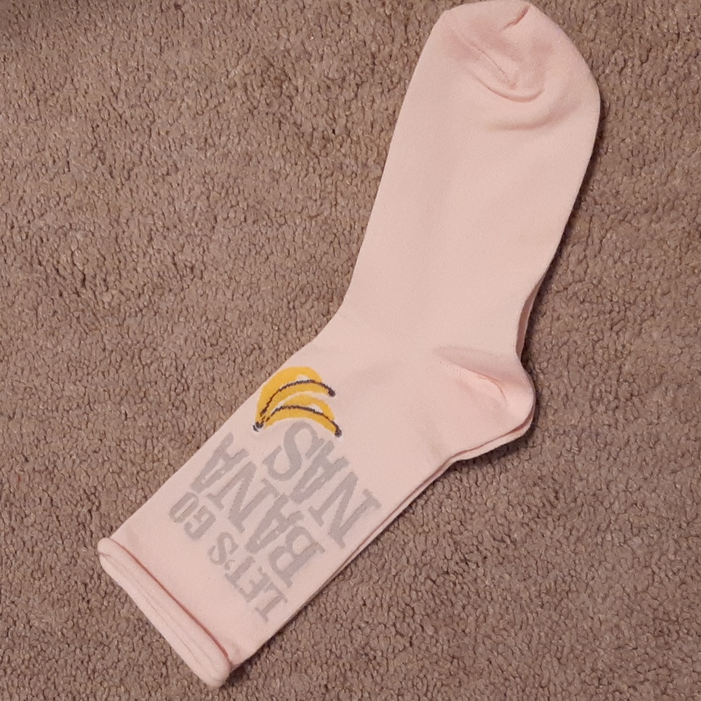 NWOT pale pink banana motif Hue socks